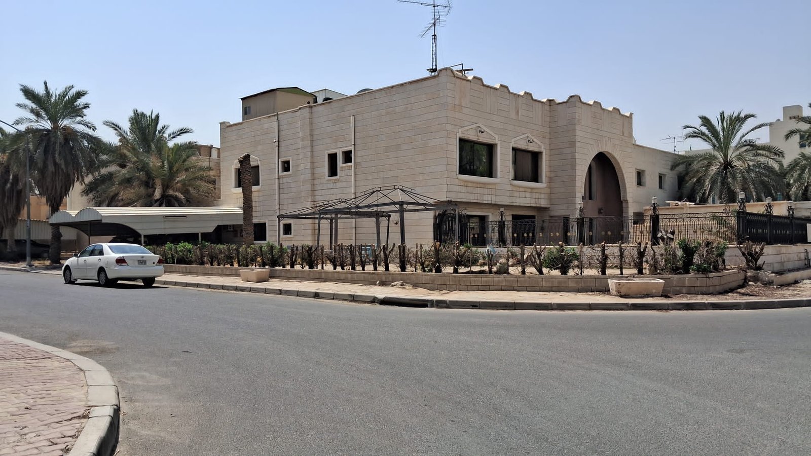 &amp; للإيجار بيت في صباح السالم قطعة 5 • زاوية + حديقة داخلية •