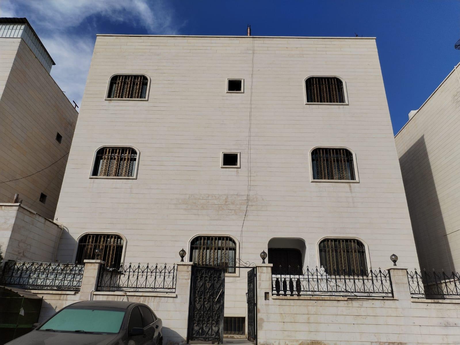 للبيع قسيمه في صباح السالم قطعه 4 شارع رئسي طريق الجمعيه
